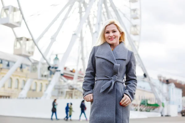 Jeune femme marchant à l'extérieur sur la rue de la ville près de ferris roue souriant gai. — Photo