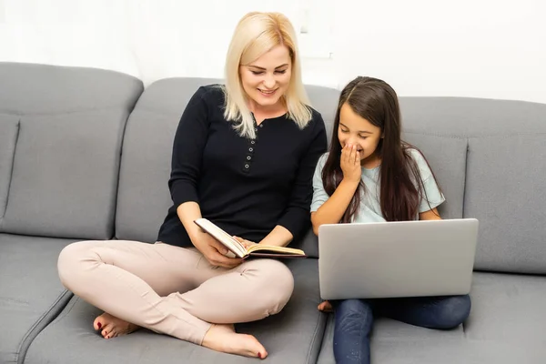 Madre e figlia che fanno i compiti con un tablet — Foto Stock