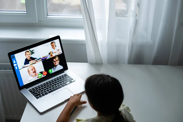 Casa, lazer, tecnologia e conceito de internet - pequena menina estudante com computador portátil em casa, menina usa chat de vídeo — Fotografia de Stock