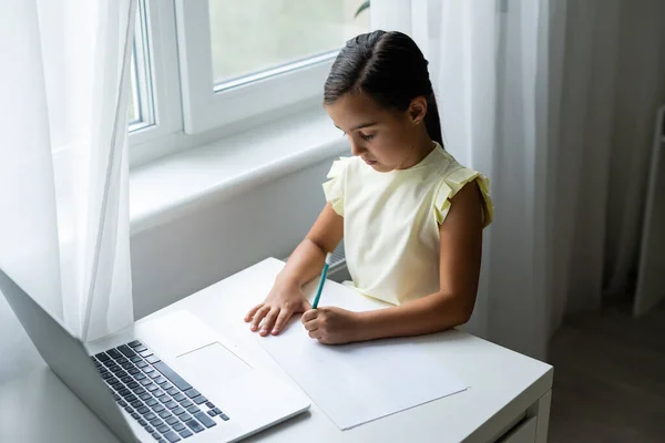 Niños jovenes alegres de la muchacha usando el ordenador portátil, estudiando con el sistema en línea del e-learning — Foto de Stock