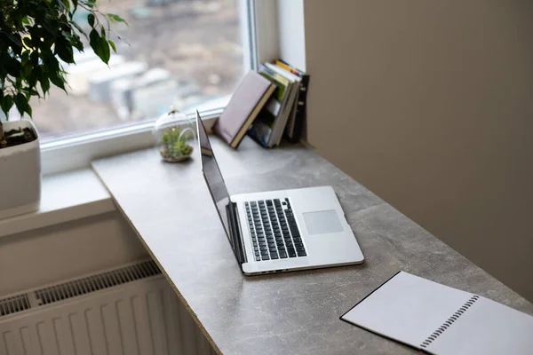ノートパソコンと大きな窓のある灰色の職場 — ストック写真