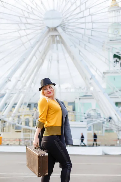 Elegante donna in posa vicino ruota panoramica — Foto Stock