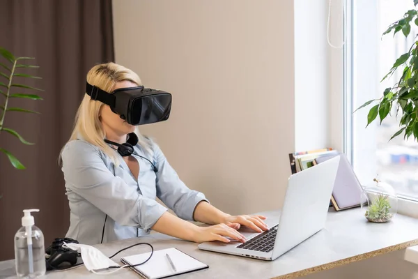 Bilgisayar oyunu denetleyicisi ile oynayan kadının dijital bileşimi ve parlak bulanık arkaplan ile sanal gerçeklik kulaklığı — Stok fotoğraf