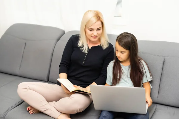 Madre e figlia che fanno i compiti con un tablet — Foto Stock