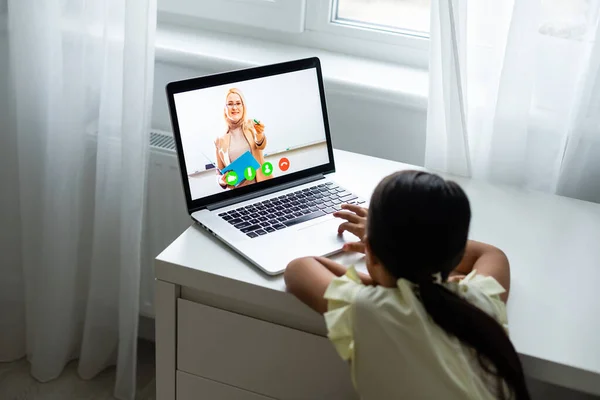 Niños jovenes alegres de la muchacha usando el ordenador portátil, estudiando con el sistema en línea del e-learning — Foto de Stock