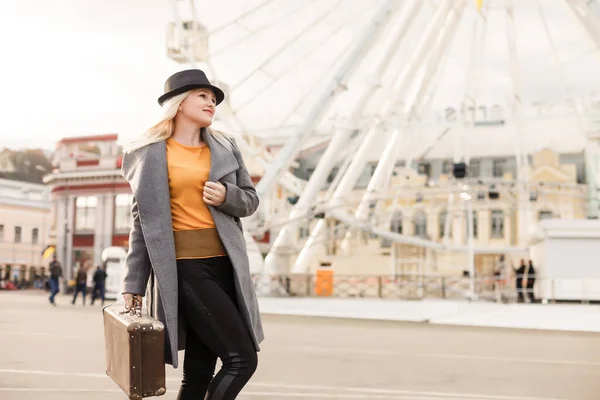 Femme élégante posant près de la roue ferris — Photo