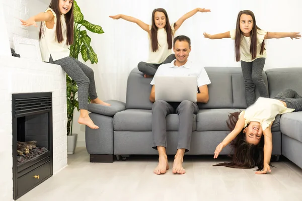 Shopping familial en ligne. Heureuse famille souriant assis sur le canapé et faisant du shopping en ligne ensemble — Photo