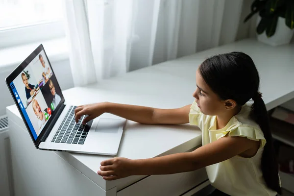 Niños jovenes alegres de la muchacha usando el ordenador portátil, estudiando con el sistema en línea del e-learning — Foto de Stock