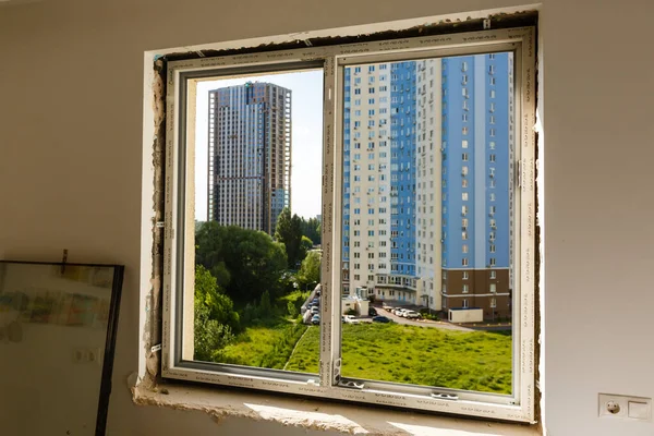 Net geïnstalleerd een nieuw venster zonder schuim — Stockfoto