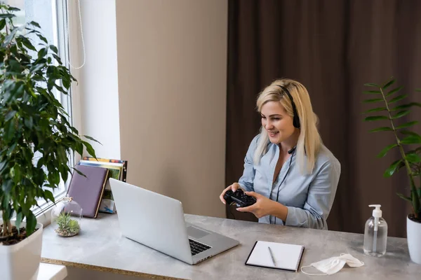 Vrouw werkplek spelen met joystick — Stockfoto