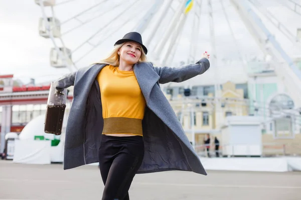 Mulher elegante posando perto da roda gigante — Fotografia de Stock