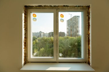 Pencerenin işleme eğimleri. İnleyen bir köpük kullanarak.