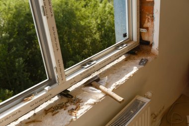 Pencerenin işleme eğimleri. İnleyen bir köpük kullanarak.