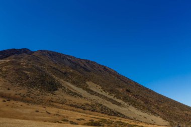 Mavi gökyüzünün arka planındaki Teide volkanı