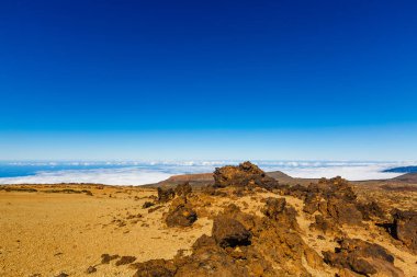 Mavi gökyüzünün arka planındaki Teide volkanı