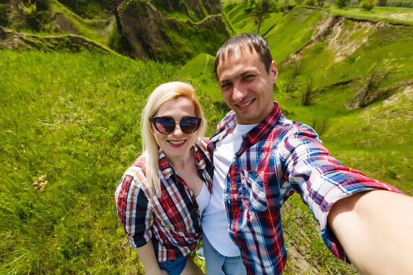 Dois caminhantes tirando selfie no topo da montanha — Fotografia de Stock