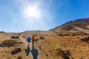 Mavi gökyüzünün arka planındaki Teide volkanı