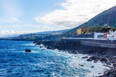 İspanya 'nın Tenerife adasındaki Atlantik Okyanusu kıyısındaki Garachico köyünün hava manzarası