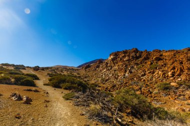 Mavi gökyüzünün arka planındaki Teide volkanı