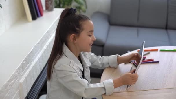Las personas, los niños y el concepto de educación - niña con la computadora de la tableta de escritura en casa — Vídeos de Stock