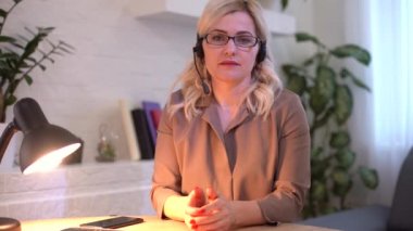 Kafkas banka müdürü tarafından yürütülen uzak görüşmeler 30 'ların iş kadını. Kafadan çekilen resimler güzel kadın web kamerası görüntüsü. Sanal sohbet uygulaması dünya çapında kolay kullanım kavramı