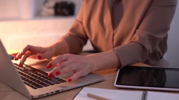 Uma jovem que trabalha no escritório. Trabalhador de escritório atraente sentado na mesa. Mulher de negócios ocupada trabalhando no computador portátil no escritório. — Vídeo de Stock