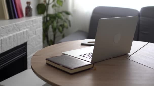 Lugar de trabajo con laptop, bloc de notas y lápices en casa — Vídeos de Stock