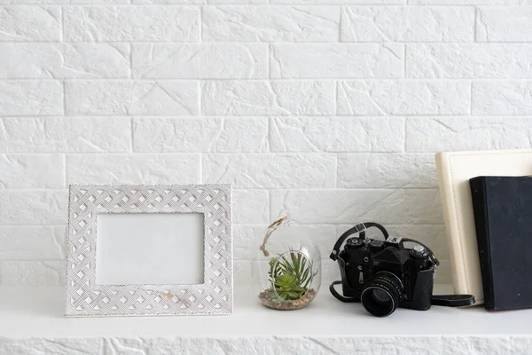 Interior de parede branca com livro de decoração e vasos de plantas na prateleira — Fotografia de Stock