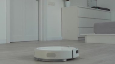 Beyaz robotik elektrikli süpürge. Modern akıllı temizlik teknolojisi.