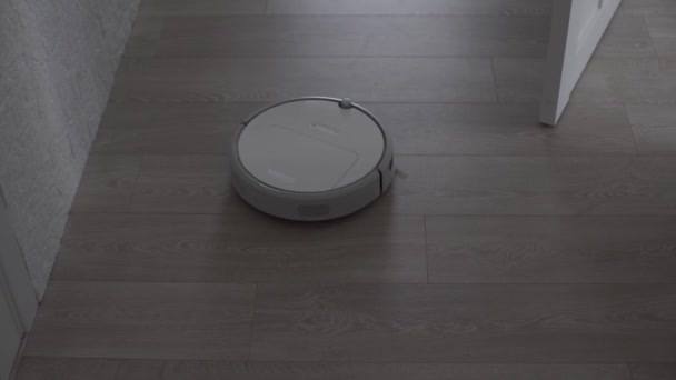 Weißer Staubsaugerroboter. Moderne Technologie der intelligenten Reinigung. — Stockvideo