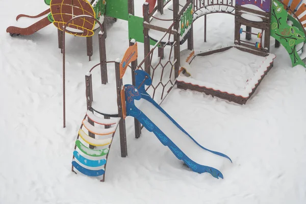 Speeltuin in de winter met sneeuw — Stockfoto