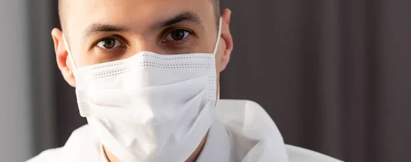 Médico con máscara médica y guantes aislados —  Fotos de Stock