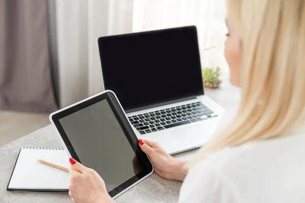 Empresária com Tablet Digital no Escritório, mulher segurando tablet — Fotografia de Stock