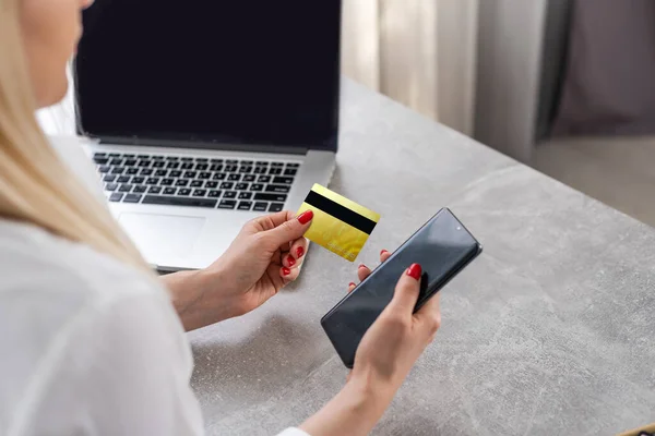 Щаслива жінка рука купує онлайн з ноутбуком і платить кредитною карткою — стокове фото
