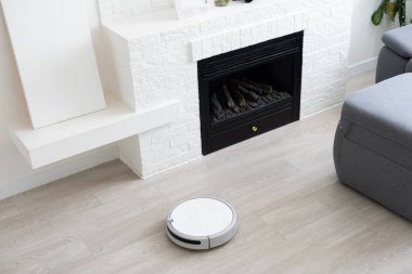 Yerde robotik süpürge var.