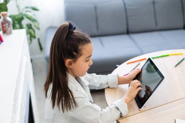 insanlar, çocuklar ve eğitim konsepti - evde tablet bilgisayar yazan kız