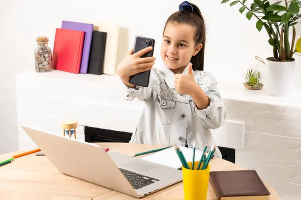 Emberek, gyermekek és technológia koncepció - lány laptop számítógép és okostelefon csinál selfie vagy miután videohívás — Stock Fotó