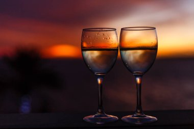 Bir kadeh kırmızı şarap.