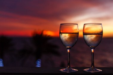 Bir kadeh kırmızı şarap.