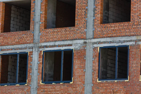 Gerüst an einer Hauswand. Gebäude bekommt neuen Anstrich. — Stockfoto