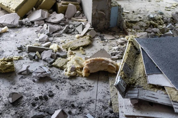 Klein appartement zonder reparatie in een nieuw gebouw. Een kamer in een onafgewerkt huis. Muren van schuimblok en betonnen vloer in een klein appartement. — Stockfoto