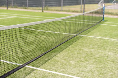 Tenis ağı ve saha. Tenis oynuyorum. Sağlıklı yaşam tarzı