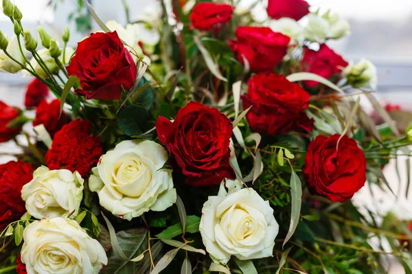 붉은 장미와 흰 장미, 본문을 위한 공간이 있는 흰색 배경에 부케 — 스톡 사진