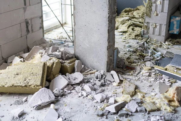 Klein appartement zonder reparatie in een nieuw gebouw. Een kamer in een onafgewerkt huis. Muren van schuimblok en betonnen vloer in een klein appartement. — Stockfoto