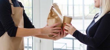 Paket yemek için çeşitli kağıt kaplar. Teslimatçı taşıyor.