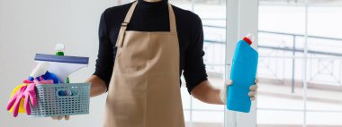 Coronavirüs salgınının ortasında kasaba kompleksinde temizlik ve dezenfeksiyon. Dezenfekte çalışmaları için profesyonel ekipler. Enfeksiyon önleme ve salgının kontrolü. Koruyucu eldivenler ve maske