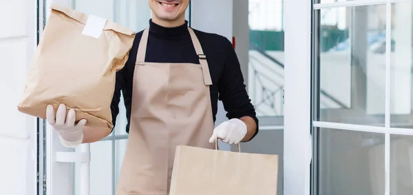 Diversos contenedores de papel para comida para llevar. El repartidor lleva —  Fotos de Stock