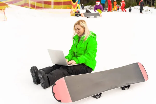 Kobieta snowboardzista pracujący laptop w górach zimowych — Zdjęcie stockowe
