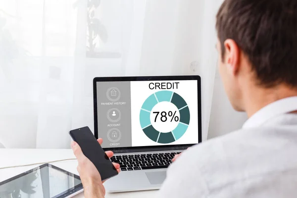 Personas que utilizan el concepto de ordenador portátil y CREDIT SCORE en la pantalla — Foto de Stock