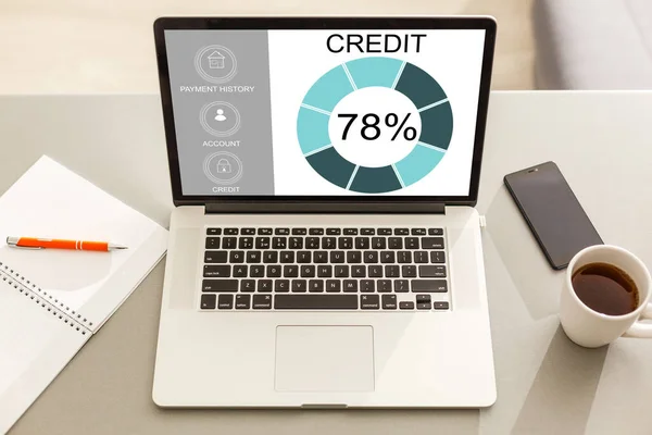 Personer som använder laptop och CREDIT SCORE koncept på skärmen — Stockfoto